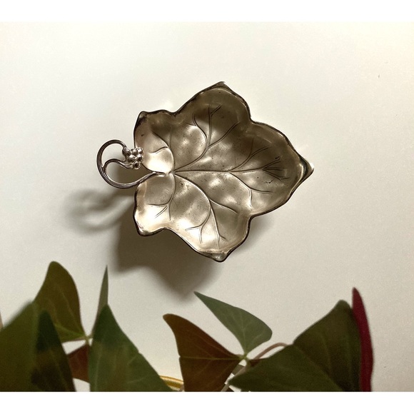 Vintage Grape Leaf Trinket Dish, Leaf Dish, EP Brass, Jewelry Dish, Silver Dish - Picture 2 of 5
